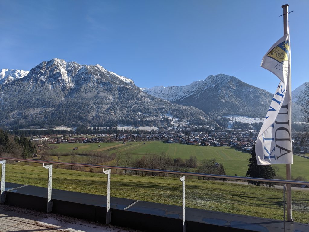 Blick von der Adula Klinik auf die Berge